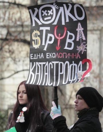 Пенчо Славейков от 50-левката сложи противогаз 