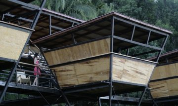 Кацнал на едно дърво... хотел "V-Houses" в тропическия рай