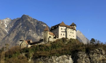 Най-впечатляващите замъци, построени върху скала 