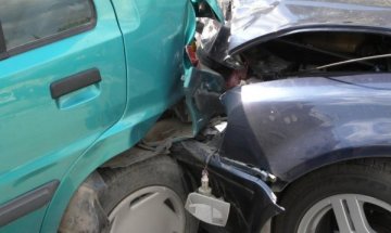 Завой на ръчна! 19-годишен пробва и нацели 4 коли