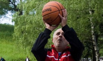 Младенов моли Дянков за заплатите на социалните