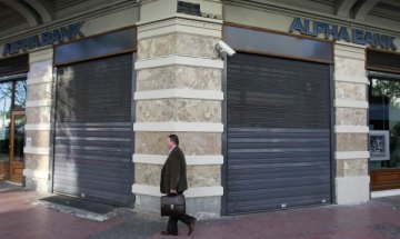 Бягството на гърците от банковата им система се позабави