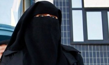 Ужасяваща екзекуция на афганистанка за прелюбодеяние 