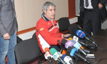 Камило Плачи пое националния тим по волейбол