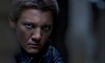 "Наследството на Борн" свали "Непобедимите 2"