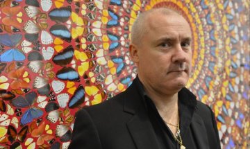 Кръст на Хърст, покрит с хапчета, черепи и пеперуди
