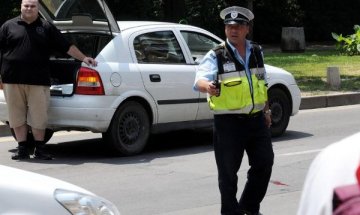 Задържаха автобус, превозвал 40 деца по тъмно 