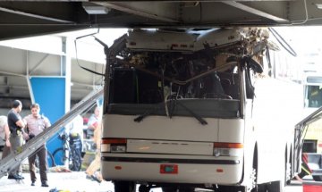 Автобус се удари в надлез на летището в Маями