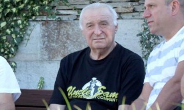 Жеката: Майкъла беше дърводелец като футболист, такъв е и като директор