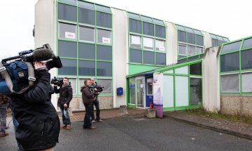 Безработен изгоря пред френско бюро по труда