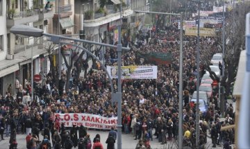  Анархисти нападнаха полицейски участък в Атина
