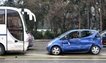 Кола се удари в автобус с ученици в София