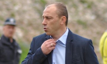 Батков точи ножа на Илиан Илиев