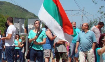 Около 500 души протестираха заради лош път Берковица-София
