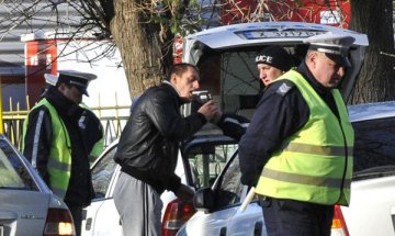  Ауди паркира в сладоледена витрина