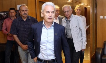 Примамливи оферти от Фидосова, звъняла на депутати от "Атака"