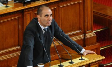 Цветанов надничал и под чаршафите на министрите