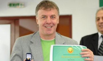 Наско Сираков реже парите в Левски