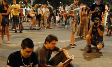 Кола замалко да помете част от протестиращите