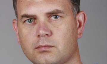 Кадиев за камъните по парламента: Унизително е!