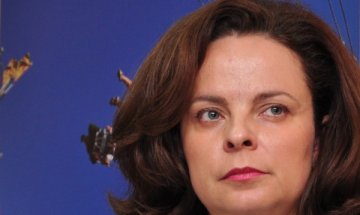 Министър Андреева отвя 20 чиновници от МЗ
