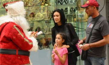 Дядо Коледа подарява книги в акция за насърчаване на четенето на The Mall