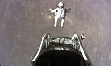 Плюшено мече подобри рекорда на Феликс Баумгартнер