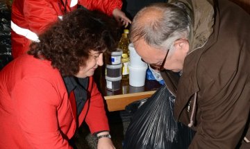 Боб, ориз и вафли за над 330 хил. бедни българи
