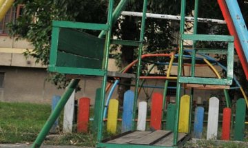 Столичани бранят с телата си кварталната градинка