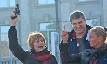 Социализираме сирийските бежанци с... ракети за тенис