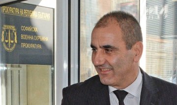 Пускат Цветанов на два пъти в чужбина