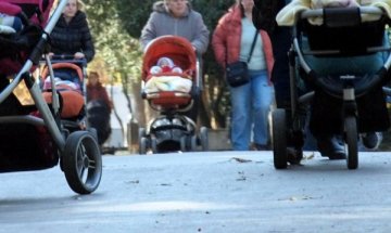 Замразяват детските и помощите за раждане