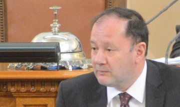 Депутатите няма да замразяват заплатите си