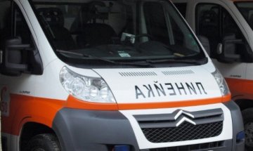 Кола мина на червено и се удря в стълб в Пловдив 