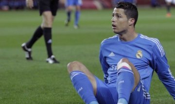 Роналдо играе с болки в коляното