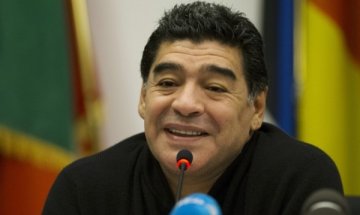 Марадона критикува боса на Наполи, съветва папата