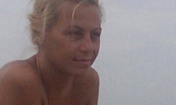 Камелия се щракна гола на плажа