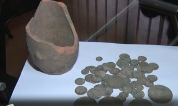 Тракторист откри гърне със съкровище, даде го в музея