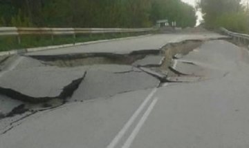 Има път, няма път! Огромна цепнатина на пътя за Кула