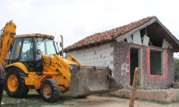 Бутнаха 28 незаконни къщи в "Меден рудник"