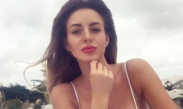Кучкова показва съблазнителни извивки на Миконос 