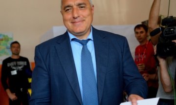 В 8:56 Борисов влезе, в 8:59 премиерът излезе. Гласува?!