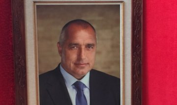 Копринен Борисов в рамка &ndash; дар от братски Китай