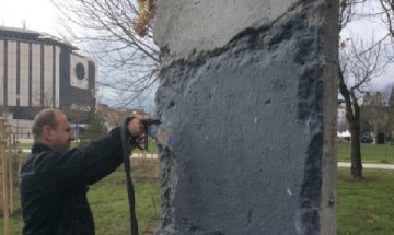 "Реставрирали" Берлинската стена заради графитите 