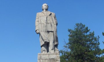 Паметник на Георги Димитров нажежи страстите в Казанлък