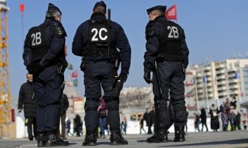 Тийнейджърки в Париж заплашвали да нападат зали