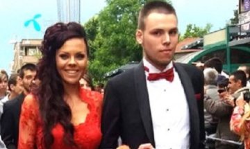 Красивата майка от бала не глези децата си, учи ги на уважение