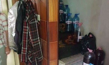 Митничари иззеха в Тетевен 250 л ракия в пластмасови туби 
