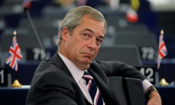 Фараж се връща в политиката, ако Brexit не се състои