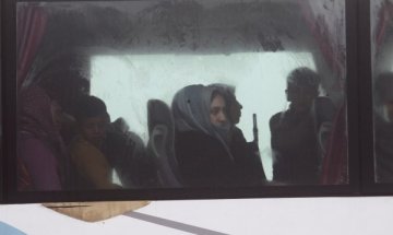 Започва се: Евакуират хора от град на град в Сирия